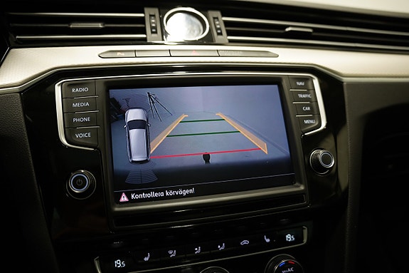 Volkswagen Passat Alltrack 16 of 25