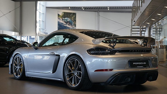 Porsche 718 Cayman GT4 2 of 8