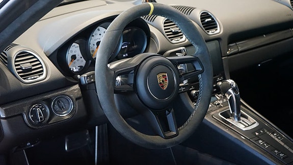 Porsche 718 Cayman GT4 4 of 8