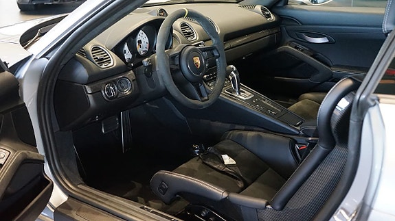 Porsche 718 Cayman GT4 5 of 8