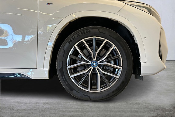 BMW iX1 9 of 22