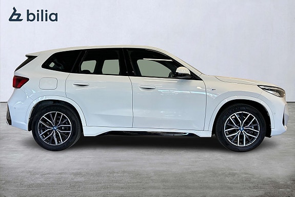 BMW iX1 8 of 22