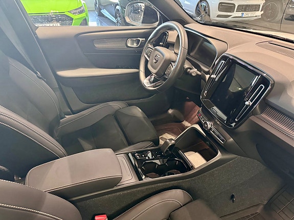 Volvo XC40 7 of 8