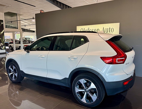 Volvo XC40 2 of 8