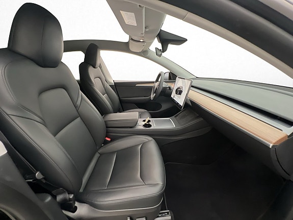 Tesla Model Y 28 of 30