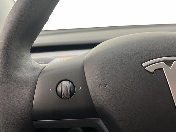 Tesla Model Y 18 of 30