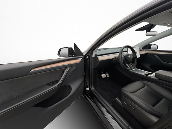 Tesla Model Y 13 of 30