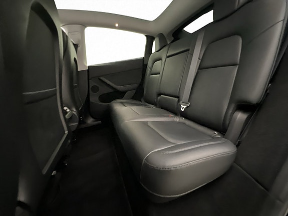 Tesla Model Y 27 of 30