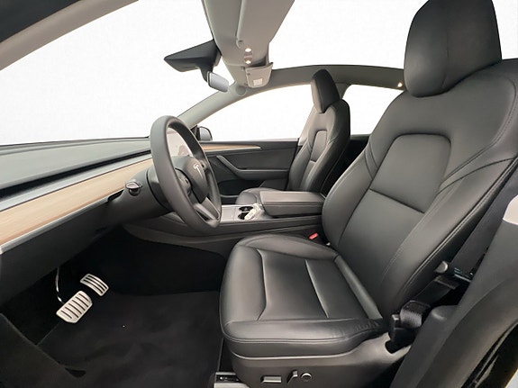 Tesla Model Y 14 of 30