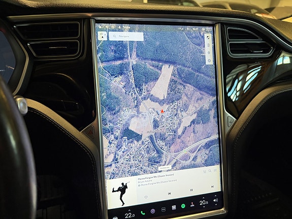 Tesla Model S 20 of 23