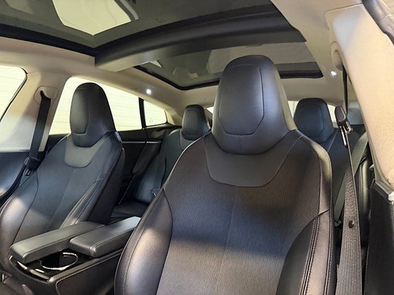 Tesla Model S 16 of 23