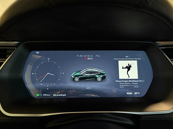 Tesla Model S 18 of 23