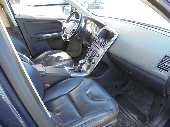 Volvo XC60 11 of 13
