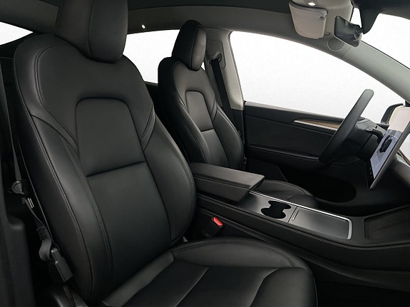 Tesla Model Y 10 of 30