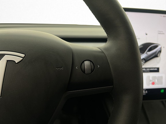 Tesla Model Y 19 of 30