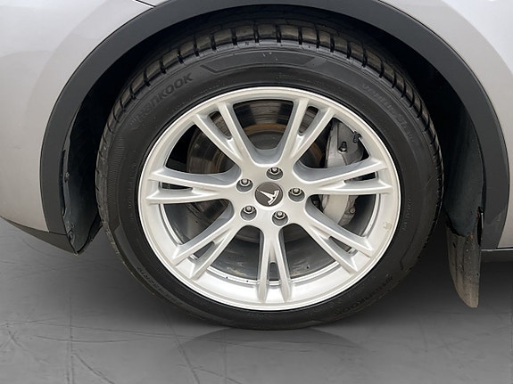 Tesla Model Y 28 of 30