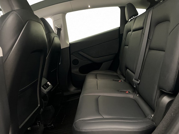 Tesla Model Y 16 of 30