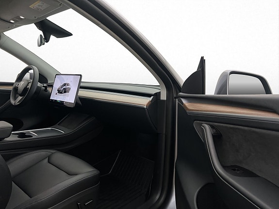 Tesla Model Y 24 of 30