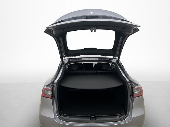 Tesla Model Y 9 of 30