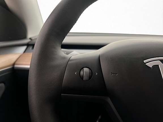 Tesla Model Y 18 of 30