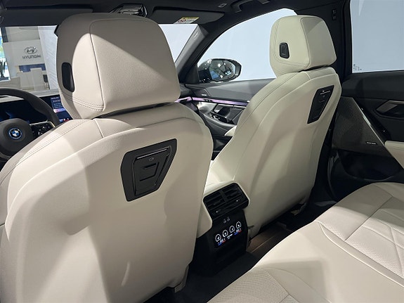 BMW i5 12 of 18