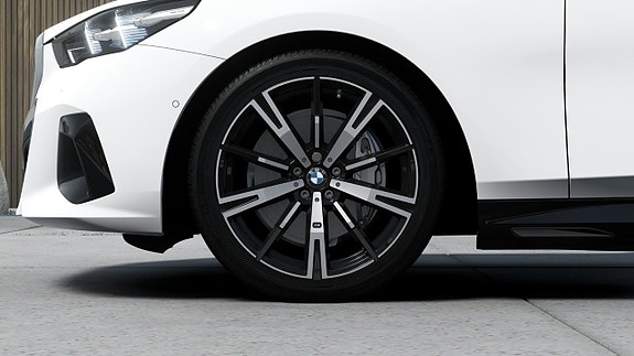 BMW i5 7 of 13