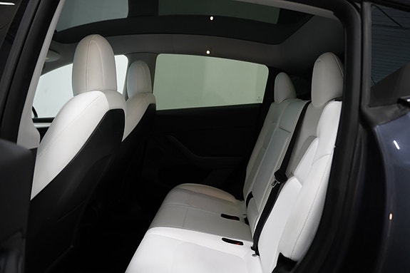 Tesla Model Y 20 of 24