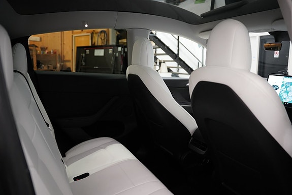 Tesla Model Y 21 of 24