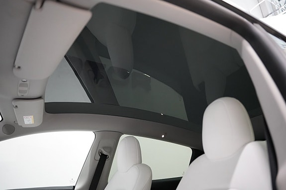 Tesla Model Y 9 of 24