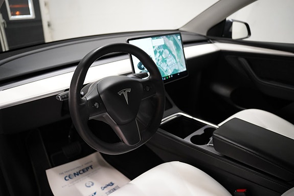 Tesla Model Y 7 of 24