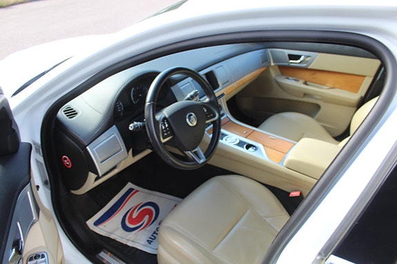 Jaguar XF 6 of 7