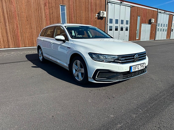 Volkswagen Passat 2 of 6