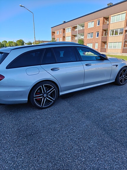 Mercedes-Benz E63 4 of 10
