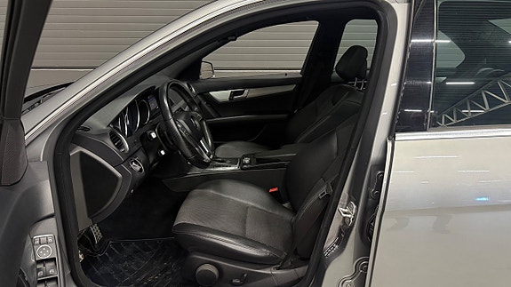 Mercedes-Benz C200 13 of 28