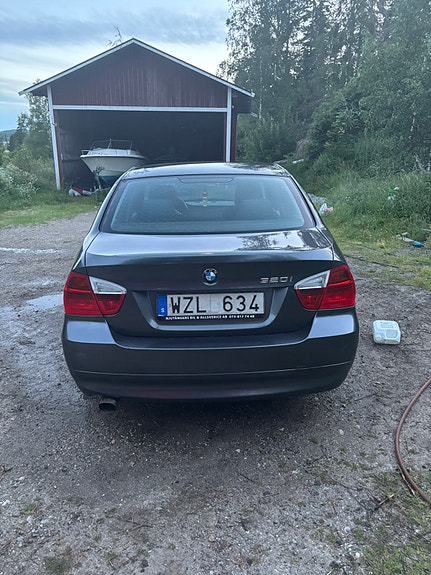 BMW 320i 3 of 7