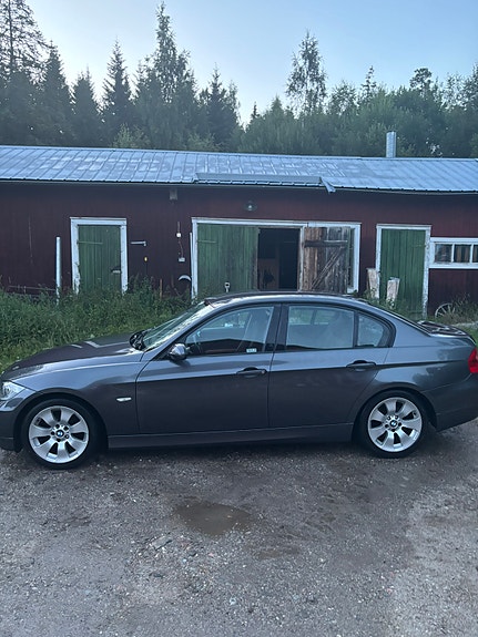 BMW 320i 2 of 7