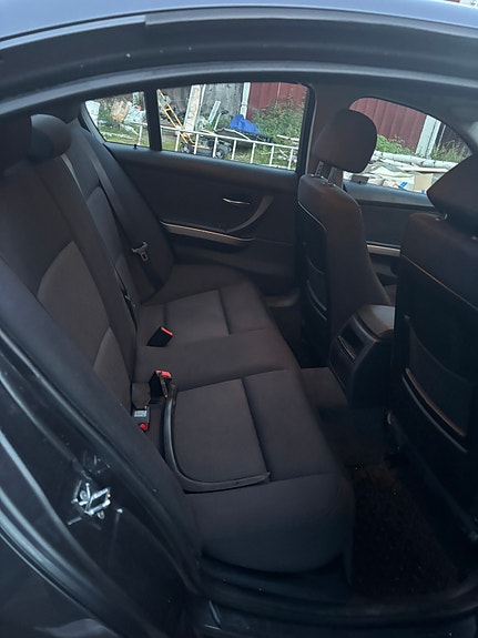 BMW 320i 5 of 7