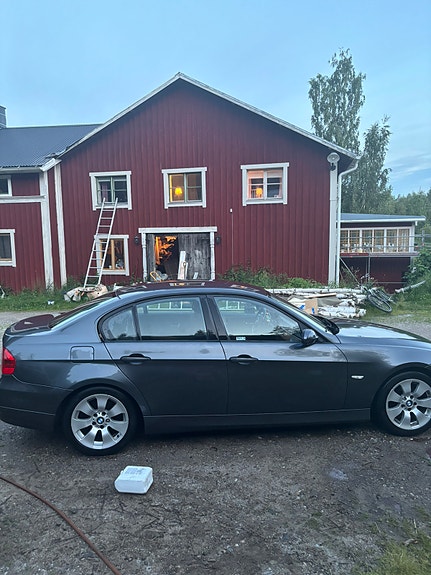 BMW 320i 4 of 7