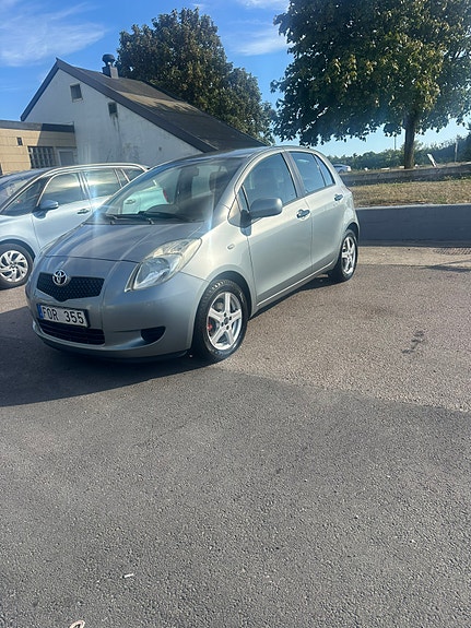 Toyota Yaris 3 of 9