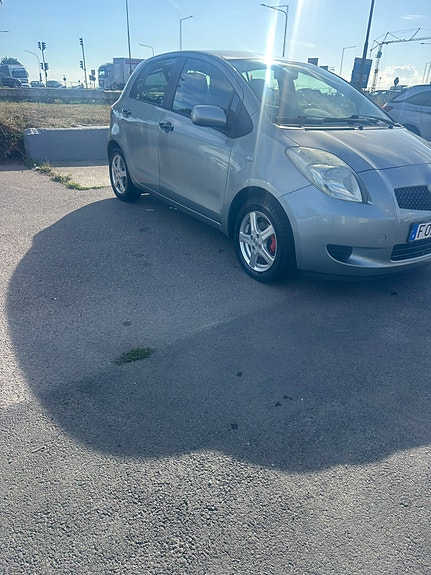 Toyota Yaris 4 of 9