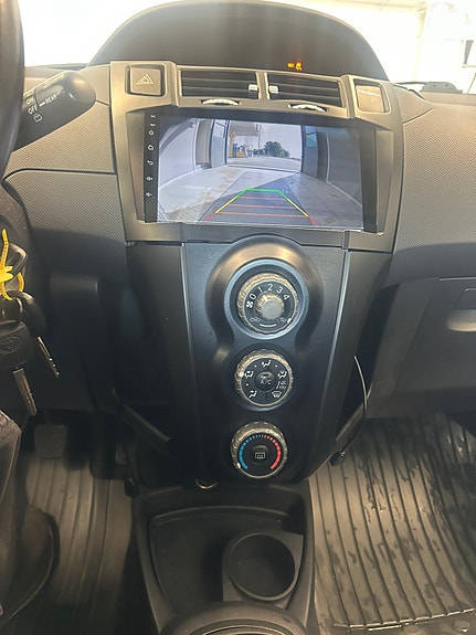 Toyota Yaris 2 of 9