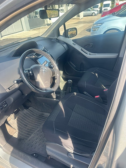 Toyota Yaris 6 of 9