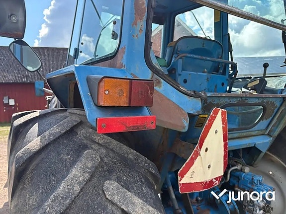 Traktor med frontlastare Ford 8210 16 of 30