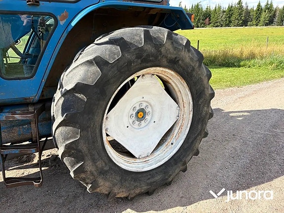 Traktor med frontlastare Ford 8210 13 of 30