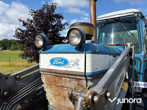Traktor med frontlastare Ford 8210 27 of 30