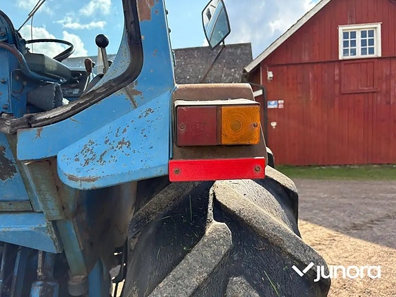 Traktor med frontlastare Ford 8210 17 of 30