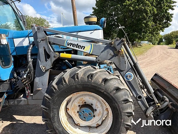Traktor med frontlastare Ford 8210 29 of 30