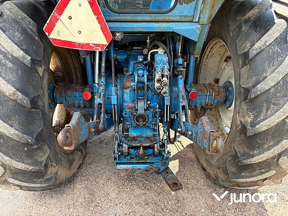 Traktor med frontlastare Ford 8210 18 of 30