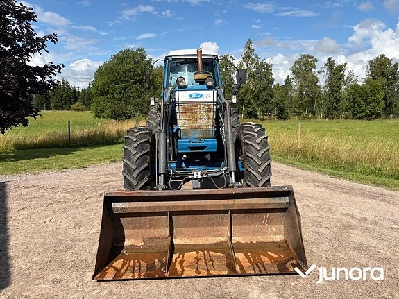 Traktor med frontlastare Ford 8210 11 of 30