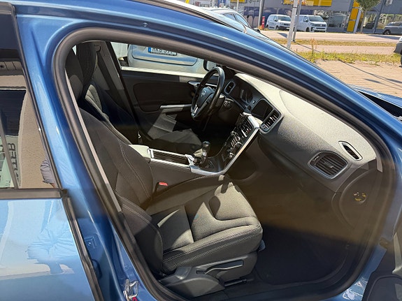 Volvo V60 9 of 30